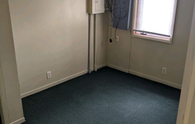 2 beds, 1 bath, $900, Unit 2