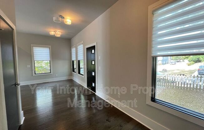213 S AVE SE