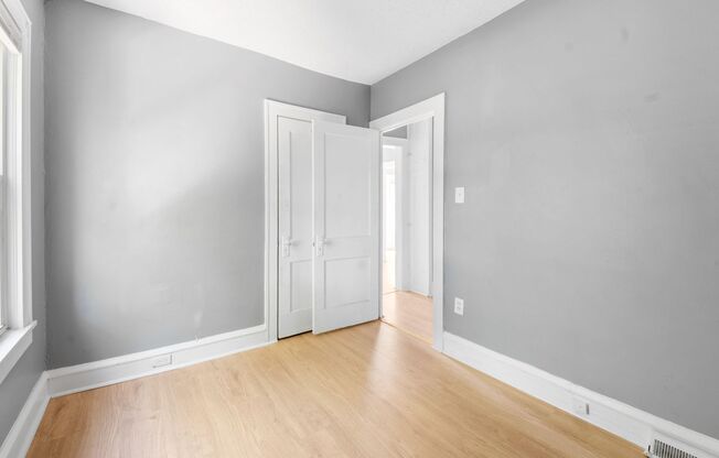 2 beds, 1 bath, 972 sqft, $850, Unit 13617 Glenside Rd - Up