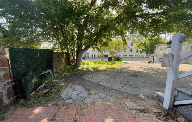 ((1/2 May's Rent)) Cozy 1 Bedroom 1 Bath  Downstairs Unit Ready for Move-in ~ Fantastic Fort Worth Location ~ Spacious Bedroom ~ Walk In Shower ~