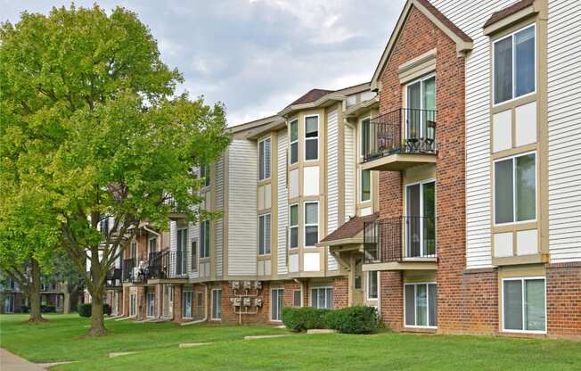 Elegant Exterior View at Bristol Square and Golden Gate Apartments, Wixom, 48393