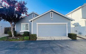 Charming 2 bed/2 bath home with Community Pool in Elk Grove!