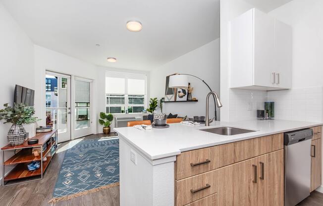 1 bed, 1 bath, 670 sqft, $1,599