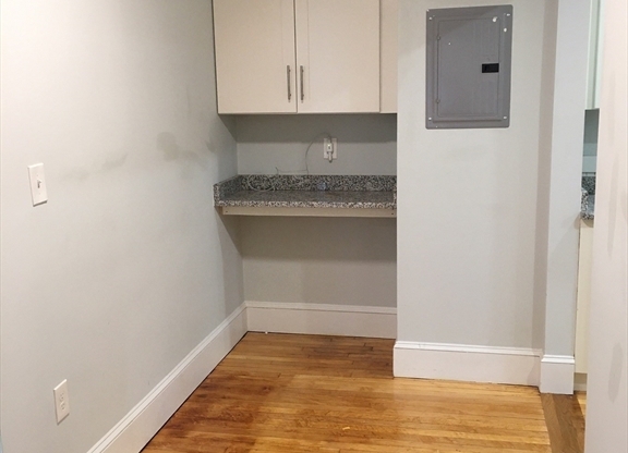 3 beds, 1 bath, 1,000 sqft, $3,100, Unit 6