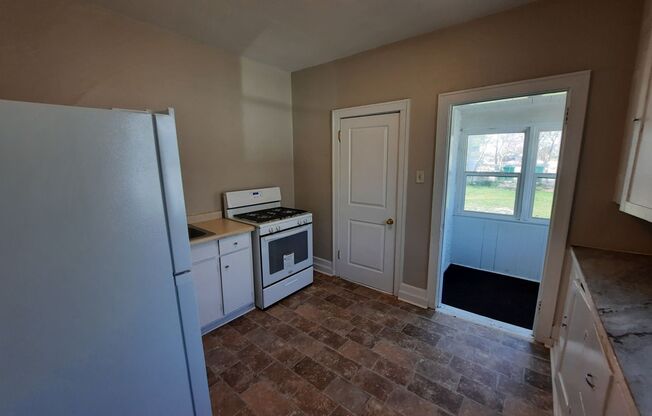 2 beds, 1 bath, $1,195