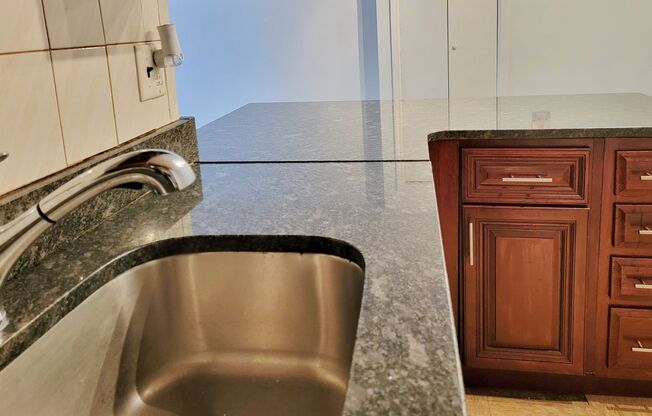 Heat, hot water and parking included! Cozy 2bed 1 bath condo in the center of Everett