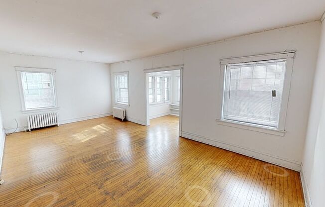 1902 E Linnwood - Huge Apartments 1 Block from UWM