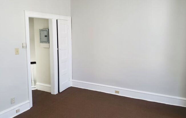 2 beds, 1 bath, $1,100, Unit 2nd Floor