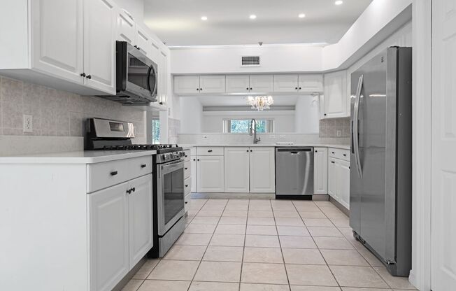 Bright & Airy 3-Bed Home Close to University Pkwy