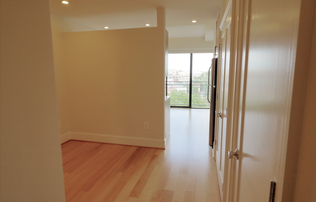 1 bed, 1 bath, $2,500, Unit 706