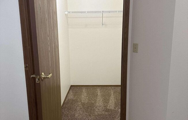 2 beds, 1 bath, $1,025, Unit 1704-202