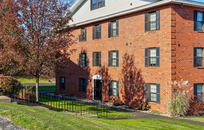 Beautifully Maintained Grounds | Princeton Place Apartments in Worcester