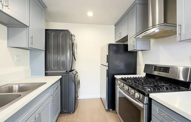 2 beds, 1 bath, $2,450, Unit 4