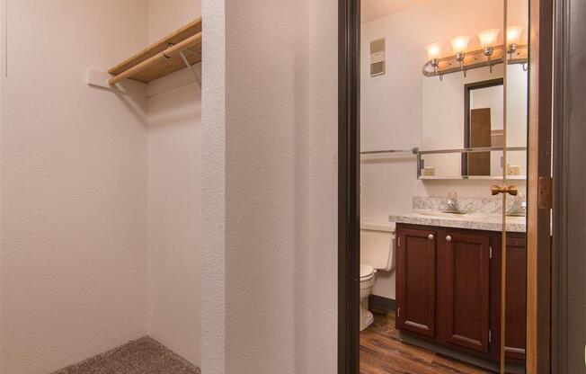 The Outlook Apartment - Bathroom