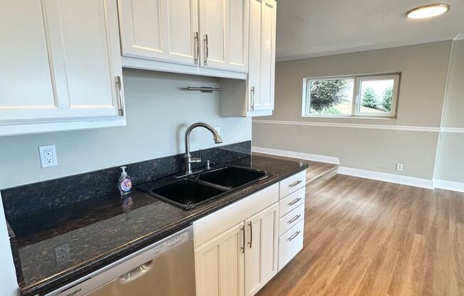 2-bed, 2-bath Condo with Sweeping Views of City and Space Needle!