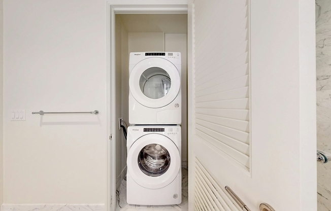 1 bed, 1 bath, 882 sqft, $6,500, Unit 4011