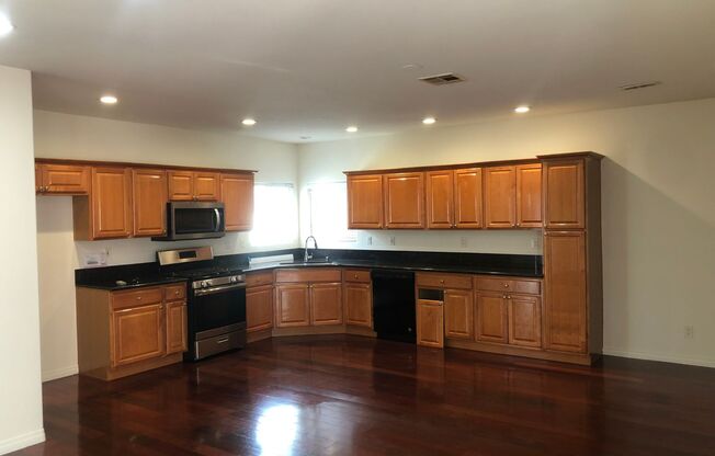 Beautiful Townhouse 4bd 3.75ba w/balconies, garage, laundry hkups, gated community