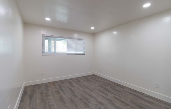 2 beds, 1 bath, 720 sqft, $2,600, Unit M_L