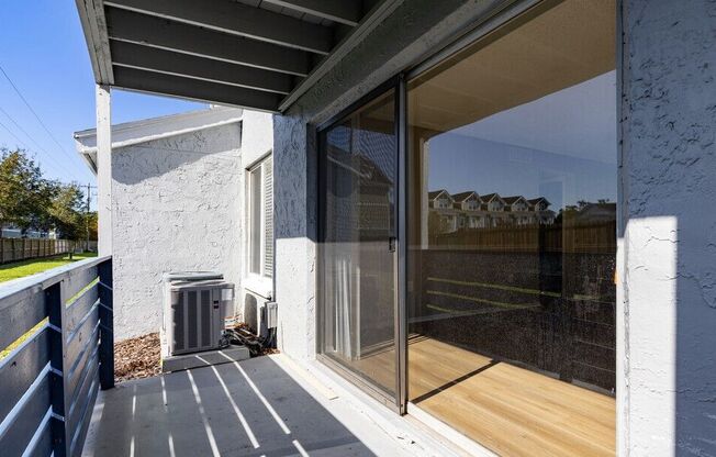 Patio (1BR,1BA 690SF)