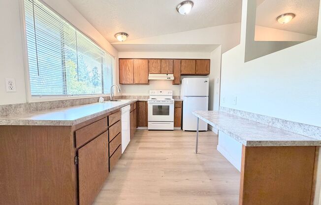 One Month Free! Modernized Lake Oswego 2 Bedroom Condo, Great Storage, Pool, Most Utilities Included!