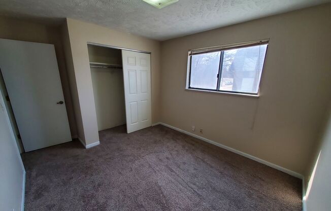 2 beds, 1 bath, 838 sqft, $915