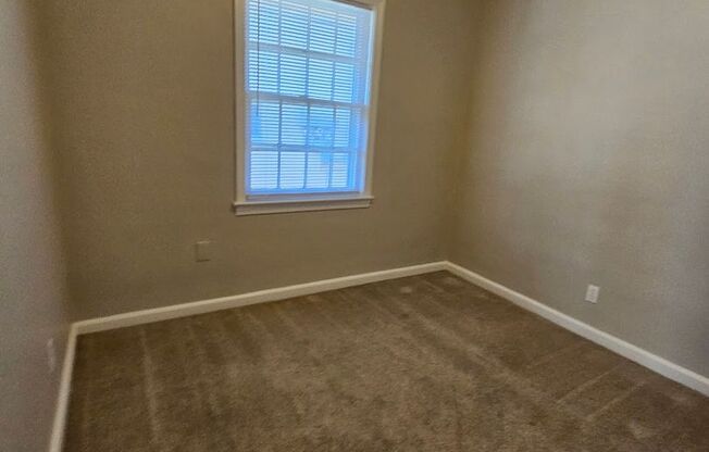 2 beds, 1 bath, $1,000, Unit 1710 Kingston Ave- Apt 1