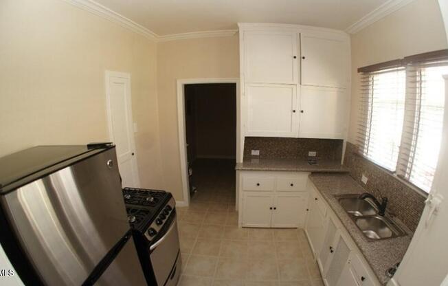 2 beds, 1 bath, 750 sqft, $2,395