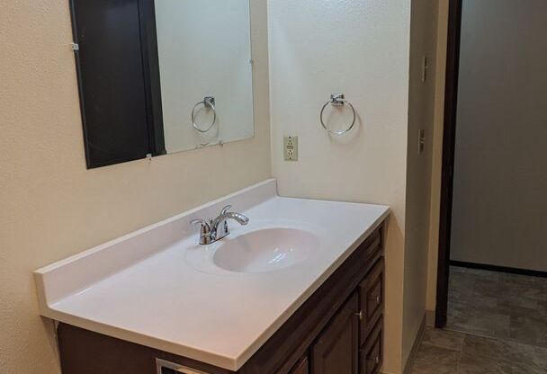 2 beds, 1 bath, 717 sqft, $1,195, Unit 10