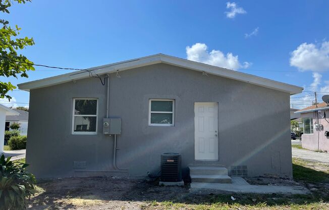 Single family for rent located in West Palm Beach. 2 BR/1B and over 900 sqft of finished space. Rapid approval. NO HOA