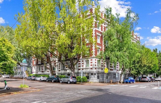 1811 NW Couch Street #305 ~ Historic Nob Hill Studio