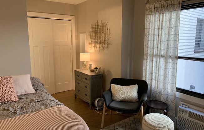 Studio, 1 bath, 300 sqft, $825, Unit 214