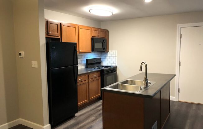 1 bed, 1 bath, 775 sqft, $1,300, Unit 1605E