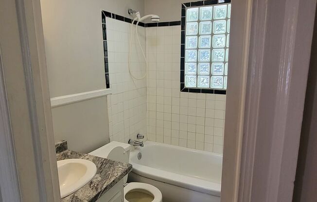 2 beds, 1 bath, 750 sqft, $1,050, Unit B3