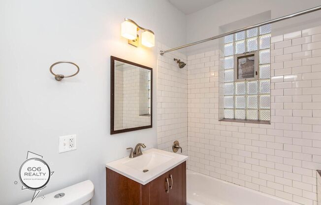 Beautiful spacious apartment in Humboldt Park!