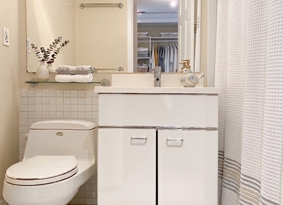 1 bed, 1 bath, 650 sqft, $2,725, Unit 17B