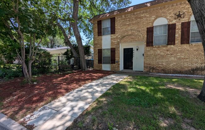 Spacious Duplex With Fenced Backyard in Fort Worth