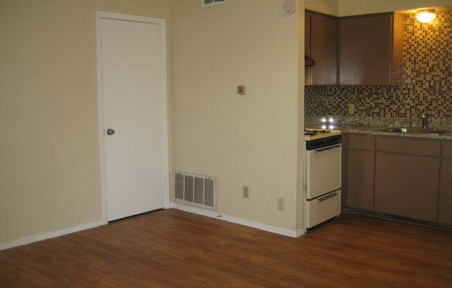 1 bed, 1 bath, 525 sqft, $950, Unit 217