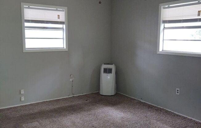 3 beds, 1 bath, $685