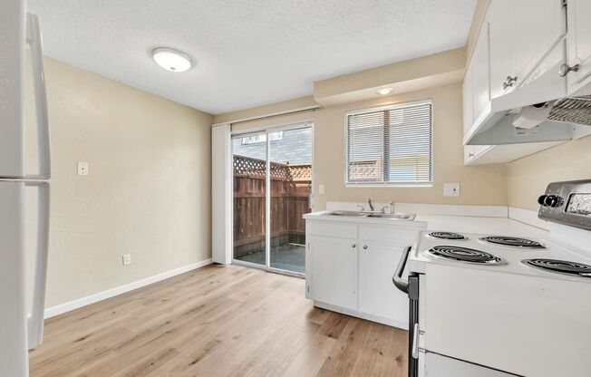 2 beds, 1.5 baths, 865 sqft, $1,450, Unit 10