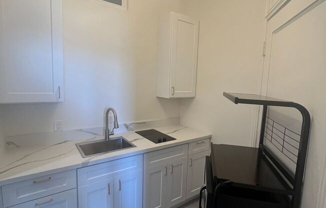 Studio, 1 bath, 300 sqft, $1,350, Unit 48