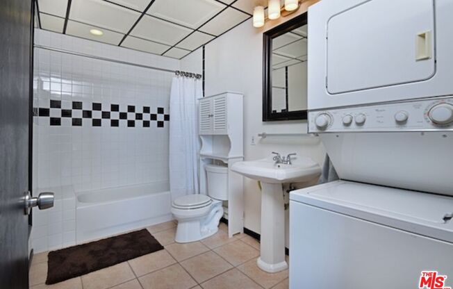 1 bed, 1 bath, 1,200 sqft, $3,300, Unit 806