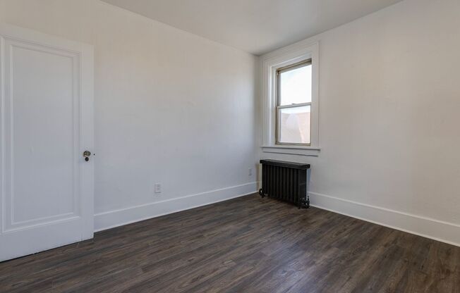 3 beds, 1 bath, $1,300, Unit (201 Locust)1st FLR Right