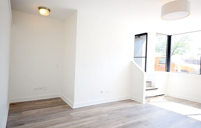 944 W Montrose