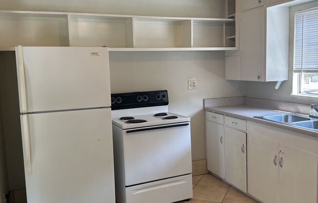 2 beds, 1 bath, $1,425, Unit 811Rio4