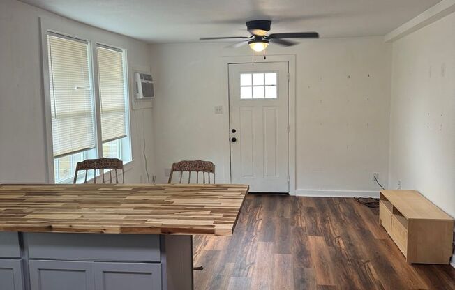Cute 1/1 Apartment Near Downtown Bryan!