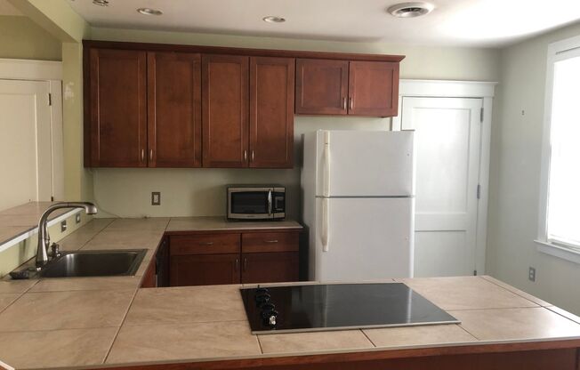 2 beds, 1 bath, $1,250, Unit Apt F8