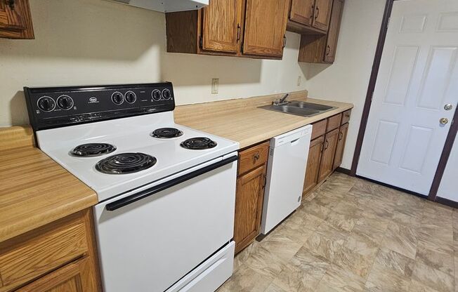 2 beds, 1 bath, $750, Unit 4