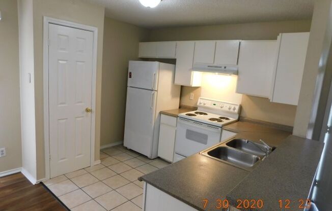 2 beds, 1 bath, $895