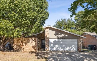 3/2/2 on N. BELL Ave. In Denton. Private front courtyard and fenced backyard!