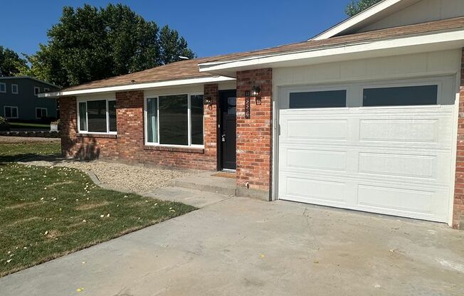 Style and Class....2 Bedroom, 1 bath , 1 Car Garage....Meets Open Air and Outside Space